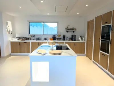 Cuisine ou kitchenette dans l'établissement VILLA de Standing, 10 personnes, Piscine, Spa à 200m des plages