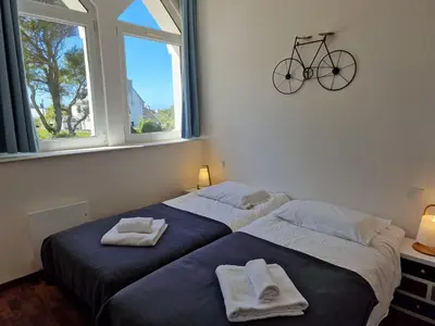 Un ou plusieurs lits dans un hébergement de l'établissement Flat in Primel with Sea View & Beaches Nearby