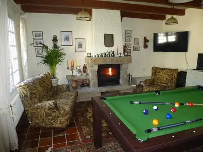Billard dans l'établissement House in Brittany near Sandy Beaches