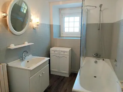Salle de bains dans l'établissement House in Brittany near Sandy Beaches