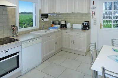 Cuisine ou kitchenette dans l'établissement Holiday Home in Brittany near Sandy Beaches