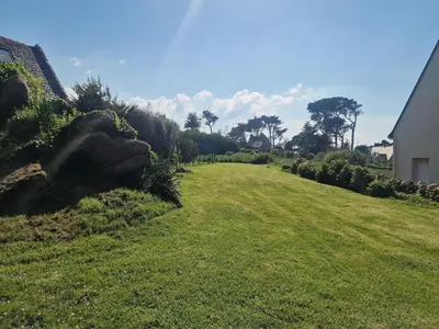 Jardin de l'établissement Port-Blanc Beach Cottage in Plougasnou