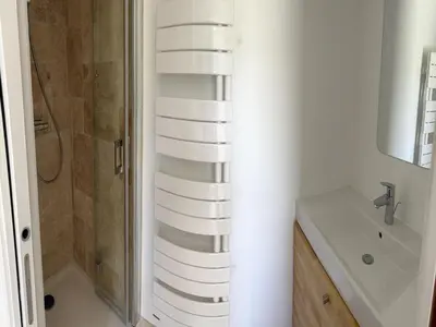 Salle de bains dans l'établissement Port-Blanc Beach Cottage in Plougasnou
