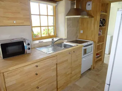 Cuisine ou kitchenette dans l'établissement Port-Blanc Beach Cottage in Plougasnou