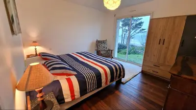 Un ou plusieurs lits dans un hébergement de l'établissement Logement avec terrasse vue mer- accès plage direct
