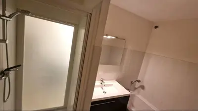 Salle de bains dans l'établissement Logement avec terrasse vue mer- accès plage direct