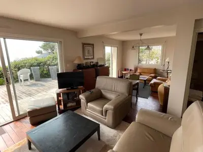Coin salon dans l'établissement Logement avec terrasse vue mer- accès plage direct