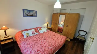 Un ou plusieurs lits dans un hébergement de l'établissement Logement avec terrasse vue mer- accès plage direct