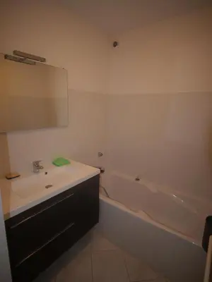 Salle de bains dans l'établissement Logement avec terrasse vue mer- accès plage direct