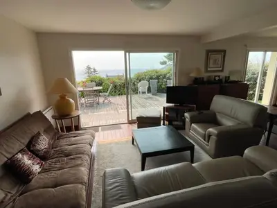 Coin salon dans l'établissement Logement avec terrasse vue mer- accès plage direct