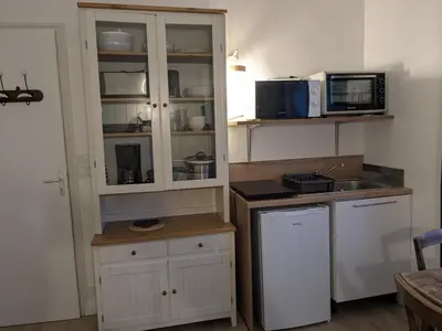 Cuisine ou kitchenette dans l'établissement Dépendance 2 adultes 2 enfants - avec jardin