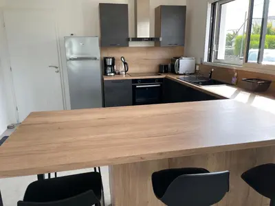 Cuisine ou kitchenette dans l'établissement Jolie maison neuve proche du Guilvinec et des plages