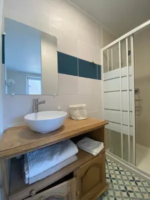 Salle de bains dans l'établissement Maison avec terrasse vue sur mer