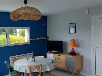Télévision ou salle de divertissement dans l'établissement Cocooning house with sea view for 5 people, 3 beds