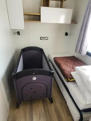Un ou plusieurs lits dans un hébergement de l'établissement Mobil home récent Domaine de Kerlann