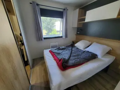 Un ou plusieurs lits dans un hébergement de l'établissement Mobil home récent Domaine de Kerlann