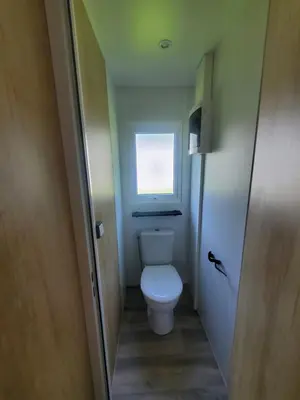 Salle de bains dans l'établissement Mobil home récent Domaine de Kerlann
