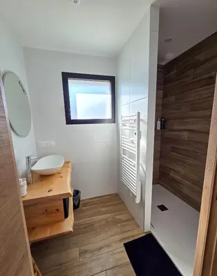 Salle de bains dans l'établissement Maison avec piscine - Ti Kiff