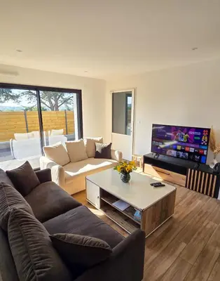 Coin salon dans l'établissement Maison avec piscine - Ti Kiff