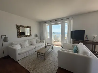 Télévision ou salle de divertissement dans l'établissement Le Balcon de Tresmeur
