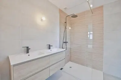 Salle de bains dans l'établissement Villa pour 9 - Piscine chauffée - Jacuzzi