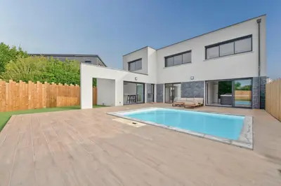 Piscine de l'établissement Villa pour 9 - Piscine chauffée - Jacuzzi ou située à proximité