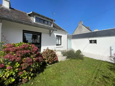 Jardin de l'établissement L'Abri du Rouget, 5 minutes à pied de la plage du Trez-hir, vacances en famille