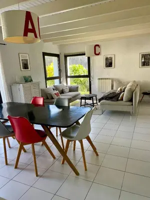 Coin salon dans l'établissement L'Abri du Rouget, 5 minutes à pied de la plage du Trez-hir, vacances en famille