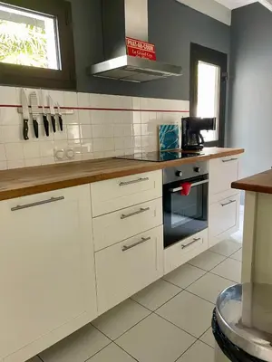 Cuisine ou kitchenette dans l'établissement L'Abri du Rouget, 5 minutes à pied de la plage du Trez-hir, vacances en famille