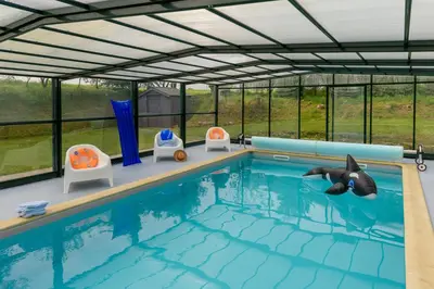 Piscine de l'établissement Charmante Maison Bretonne avec Piscine Chauffée ou située à proximité