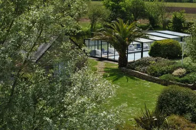 Jardin de l'établissement Charmante Maison Bretonne avec Piscine Chauffée