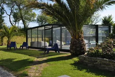 Jardin de l'établissement Charmante Maison Bretonne avec Piscine Chauffée