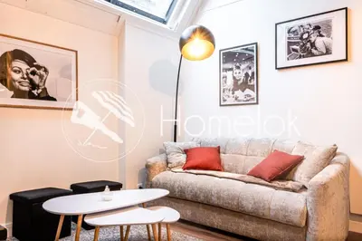 Coin salon dans l'établissement Duplex cinéma à Concarneau proche Ville Close