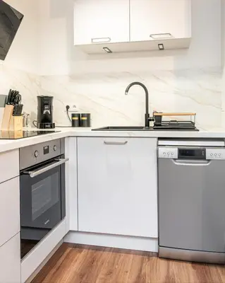 Cuisine ou kitchenette dans l'établissement Duplex cinéma à Concarneau proche Ville Close