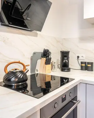 Cuisine ou kitchenette dans l'établissement Duplex cinéma à Concarneau proche Ville Close