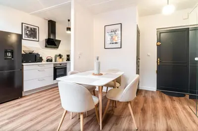 Cuisine ou kitchenette dans l'établissement Duplex cinéma à Concarneau proche Ville Close