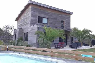 Piscine de l'établissement Belle Maison bois avec piscine proche de la plage ou située à proximité