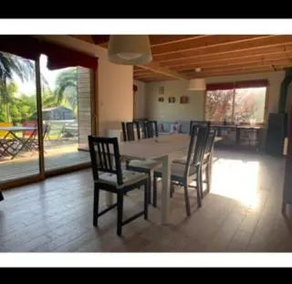 Coin salon dans l'établissement Belle Maison bois avec piscine proche de la plage