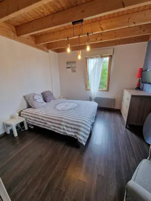 Un ou plusieurs lits dans un hébergement de l'établissement Belle Maison bois avec piscine proche de la plage