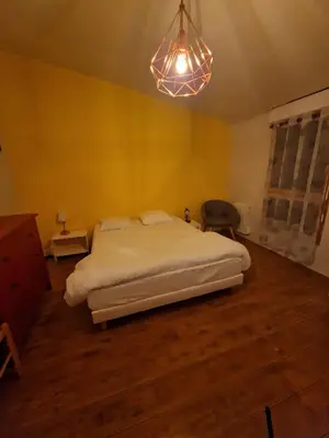 Un ou plusieurs lits dans un hébergement de l'établissement Belle Maison bois avec piscine proche de la plage