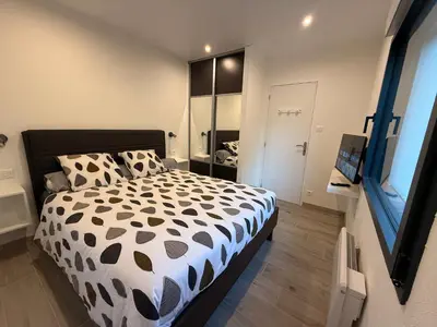 Un ou plusieurs lits dans un hébergement de l'établissement Maison à 50m de la plage et du sentier côtier GR34 au Cabellou