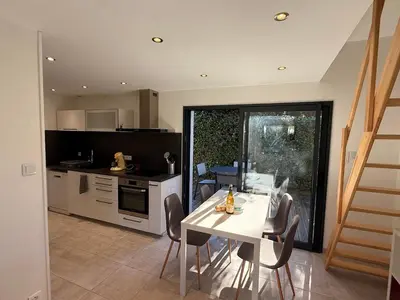 Cuisine ou kitchenette dans l'établissement Maison à 50m de la plage et du sentier côtier GR34 au Cabellou