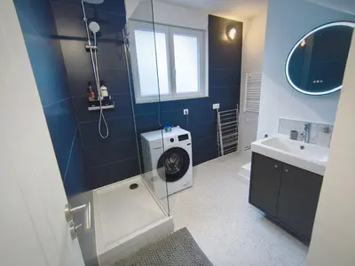 Salle de bains dans l'établissement L'Azur - Appartement spacieux - Arrivée Autonome