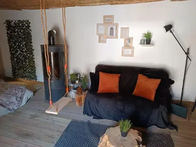 Coin salon dans l'établissement Cabane cozzi dépendance à la ferme avec jacuzzi
