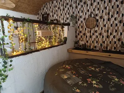 Coin salon dans l'établissement Cabane cozzi dépendance à la ferme avec jacuzzi