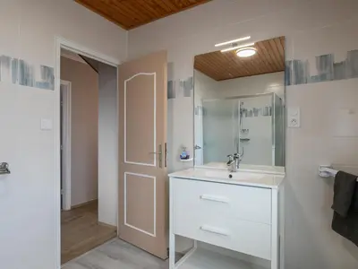 Salle de bains dans l'établissement Holiday Home Entre Terre et Mer by Interhome