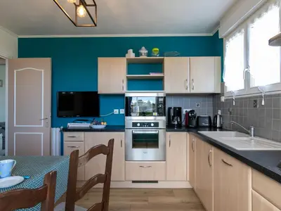 Cuisine ou kitchenette dans l'établissement Holiday Home Entre Terre et Mer by Interhome