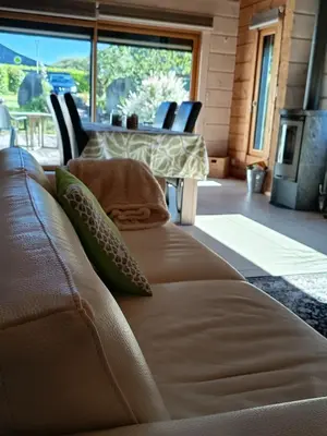 Coin salon dans l'établissement Spacieux Chalet en Bois Massif au coeur du Finistère