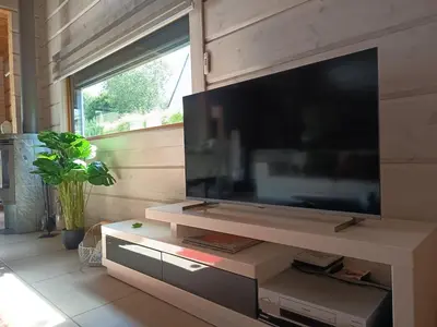 Télévision ou salle de divertissement dans l'établissement Spacieux Chalet en Bois Massif au coeur du Finistère