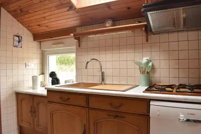Cuisine ou kitchenette dans l'établissement Maison en pierre avec jardin, Côte de Granit Rose